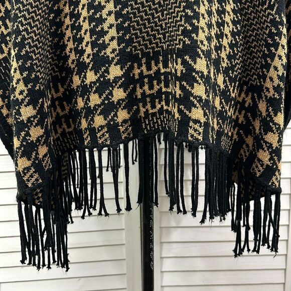 Chico's Poncho Size Medium S/M Plaid Knit Fringe NWOT - Picture 9 of 13